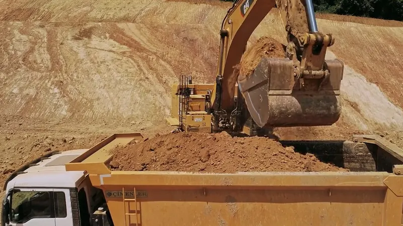 Fotograma: Una excavadora carga un camión en la faena (ejemplo)